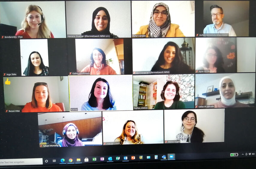 Screenshot von einer Videokonferenz mit 15 Teilnehmern.