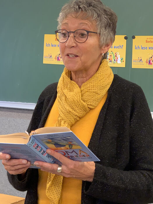 Märchenerzählerin Waltraud Albers liest in einer Schulklasse aus einem Buch vor.
